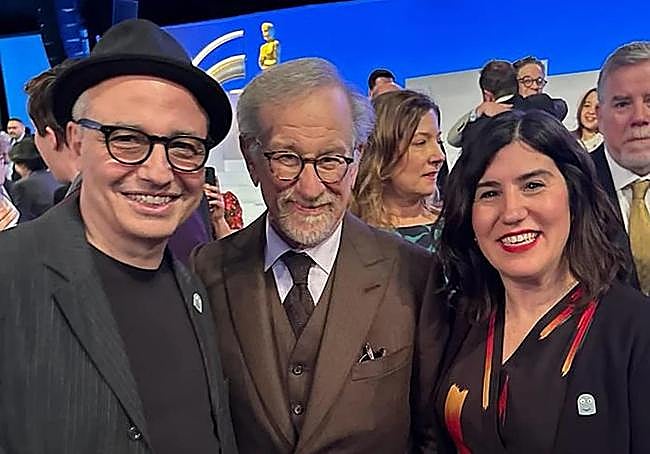 Pablo Berger en la comida de los nominados al Oscar en el hotel Beverly Hilton junto a Steven Spielberg y la productora de 'Robot Dreams' Sandra Tapia.